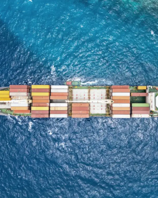 Buque de carga con contenedores navegando en mar abierto